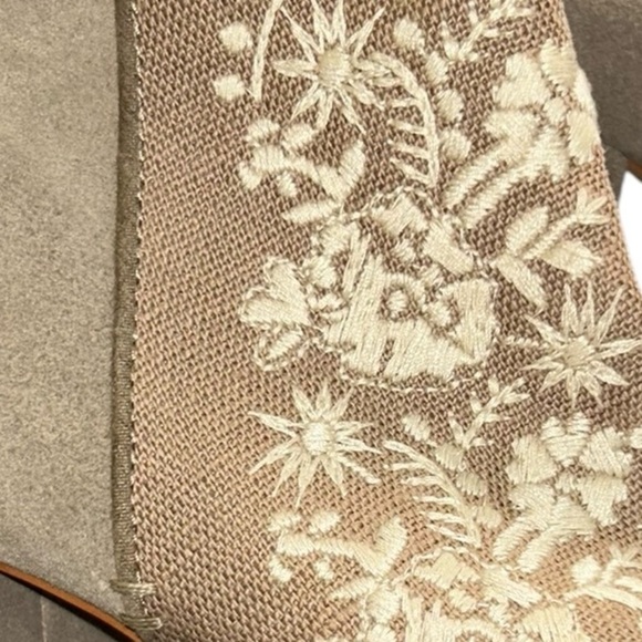 Toms Evie Floral Embroidered Suede Canvas Block Heel Boot Taupe Women's Size 7.5 - Picture 9 of 13